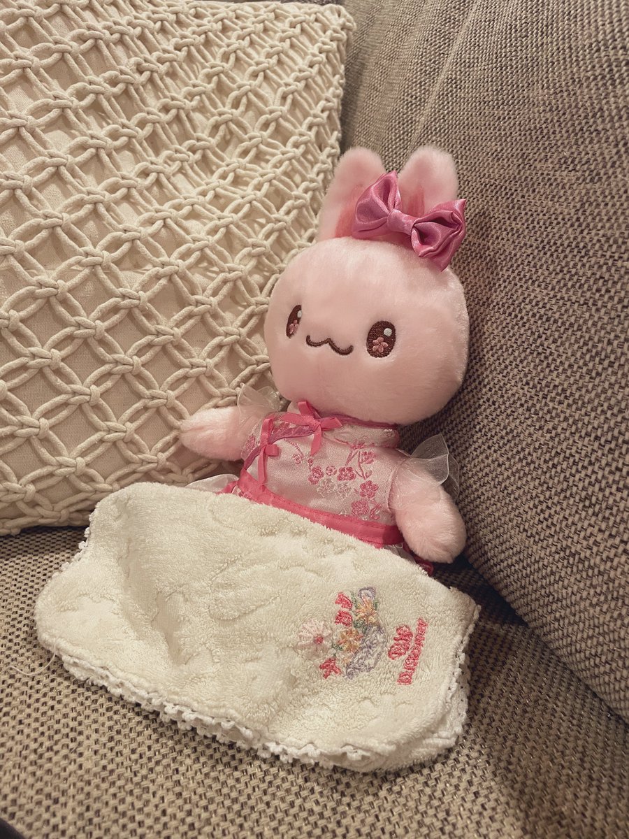 gomasimo's tweet photo. お嬢様はなもも、座る時はひざ掛けも掛けちゃう。 https://t.co/G7MoNskvLf