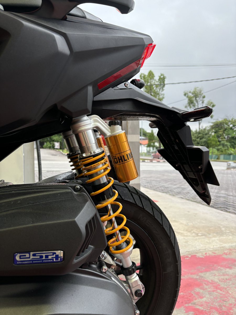 rafiquemuzhaffa's tweet photo. New gadgets on my Honda 

1. 6.1” Apple Carplay/Android Auto with 1080p dashcam. This one is universal for all bikes. (Tak boleh curi if that’s your first concern)

2. Ohlins for ADV350 https://t.co/hK8duiyUMM