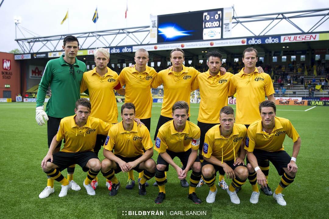 Det enda vi hade behövt göra var att göra en långärmad variant av jubileumströjan 2014..