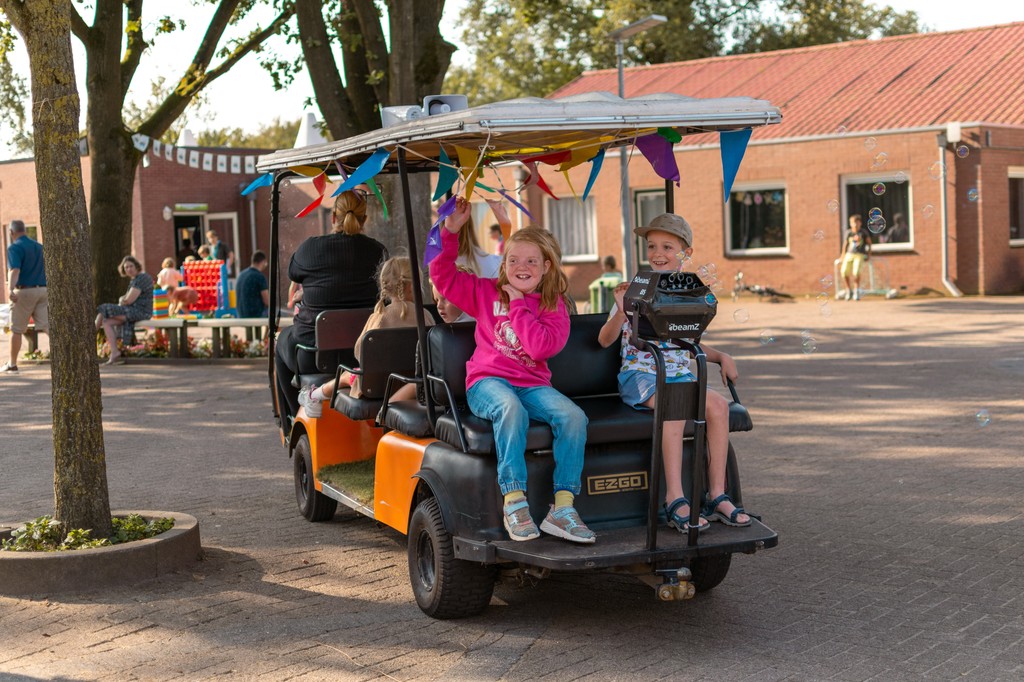 Heb jij de kar al zien rijden? 🚌 Elke ochtend voordat Impact begint, rijdt deze gezellige kar over het park om alle kinderen op te halen! 🫧 

Rij je mee? ✨

#vakantie #vakantieopdebetteld #impact #impact4kids #animatie #camping