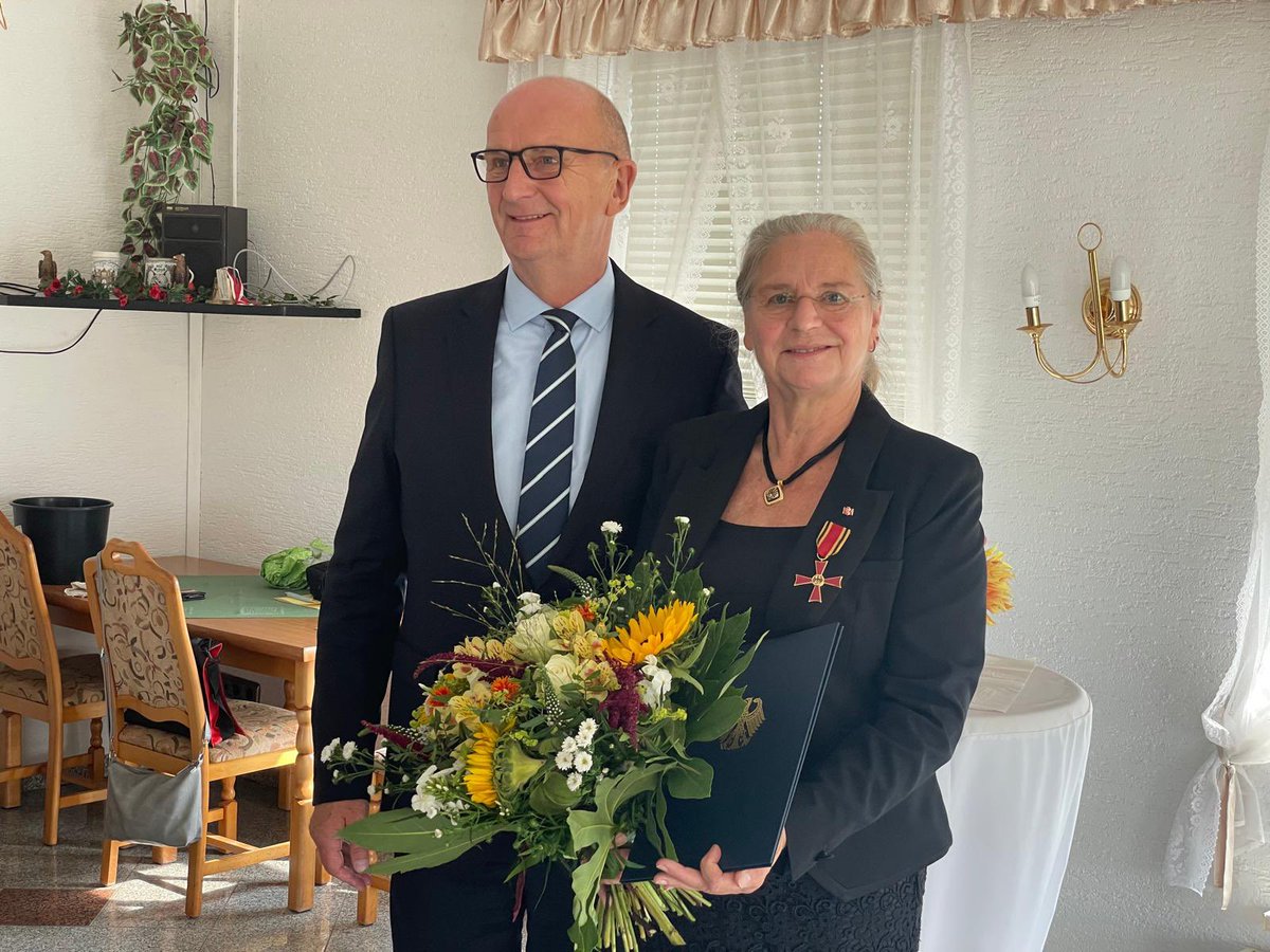 LBVBrandenburg's tweet photo. Sie machte den Brandenburger Landfrauenverband zu dem emanzipierten Verbund selbstbewusster und starker Frauen, der er heute ist: Jutta Quoos, von Ministerpräsident #Woidke geehrt mit dem Bundesverdienstkreuz am Bande. Wir gratulieren von Herzen. @staatskanzleibb @wendorff_henrik https://t.co/pkzLxgUFIw