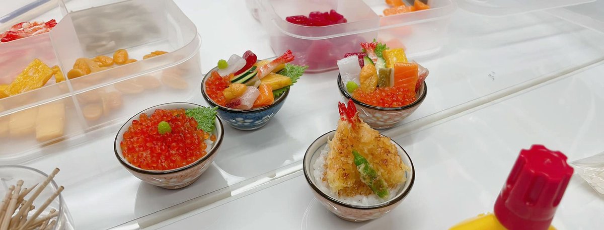 310sample's tweet image. ついに、サトウサンプルも8月25日から製作体験始めます。塩ビを使った食品サンプル製作（盛付）体験と当店三代目代表が、業務用食品サンプルのプロの技術や昔使われていたロウから塩ビへの変遷、業界の裏話など、意外と知られていない食品サンプルの世界をお話します。
310sample.wixsite.com/satofoodsample…