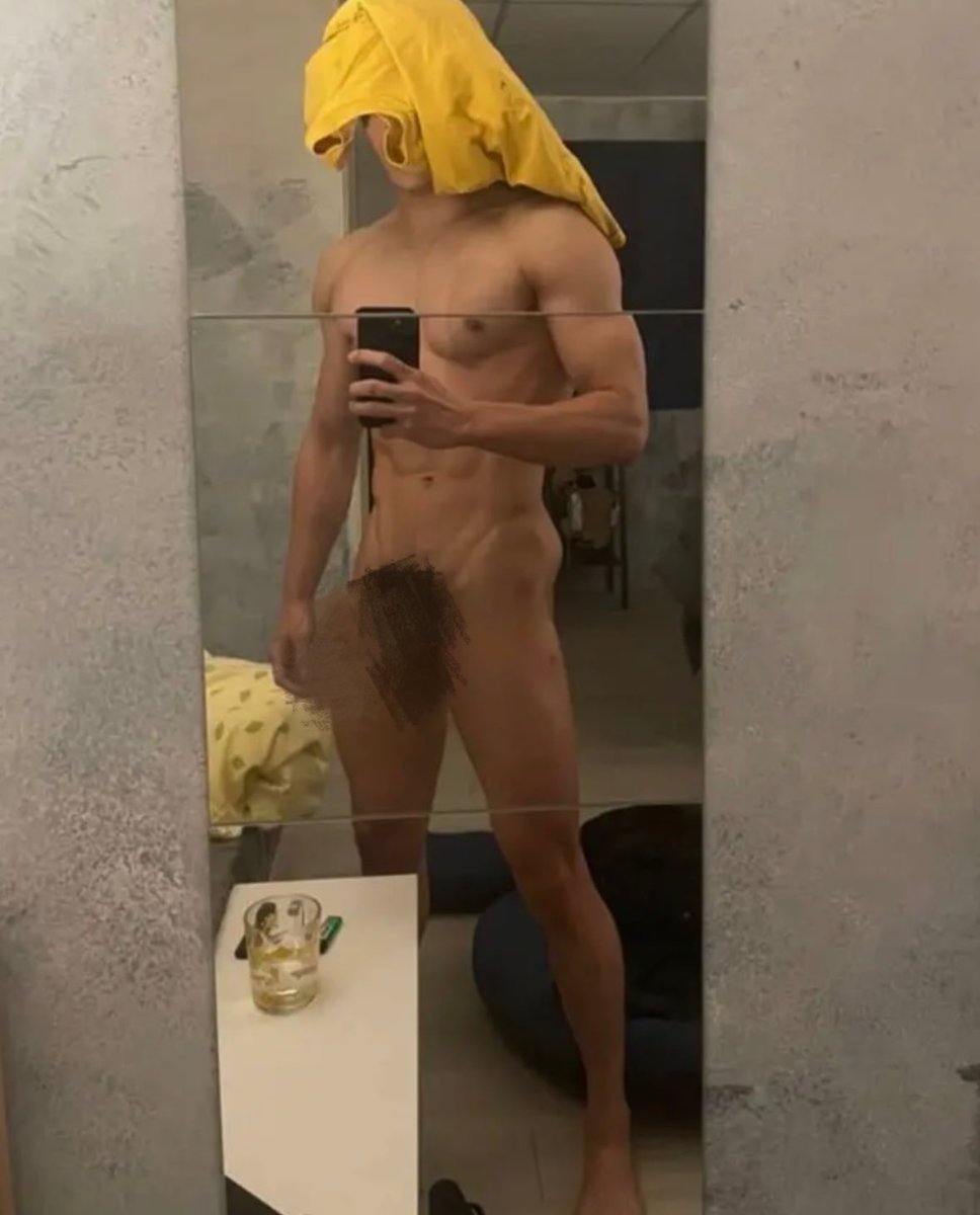 鏡子沒貼好結果看起來比較壯