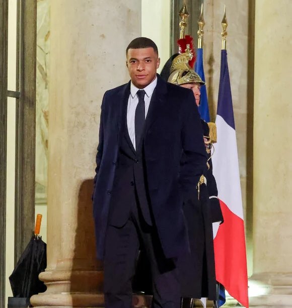psgcommunity_'s tweet image. 🚨🚨 Kylian Mbappé réclame 55M€ au PSG ! Il a saisi la commission juridique de la LFP, mais aussi l’UEFA (via la FFF).

❌ La LFP a le pouvoir d’interdire le PSG de recruter jusqu’à là régularisation de la situation. Paris pourrait perdre sa licence UEFA pour la saison à venir…