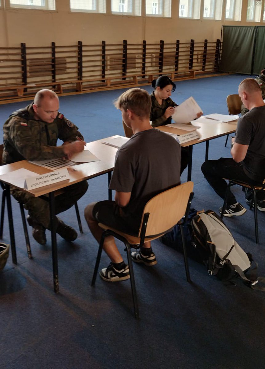 WCR_Slupsk's tweet image. 1️⃣9️⃣ sierpnia miało miejsce wcielenie kandydatów na żołnierzy w ramach ostatniego turnusu ,,Wakacji z Wojskiem" w 7 Brygadzie Obrony Wybrzeża. 
Wszystkim nowym kandydatom życzymy powodzenia na szkoleniu! 👏🫡

#WakacjezWojskiem #7BOW #WojskoPolskie #ZostańŻołnierzem