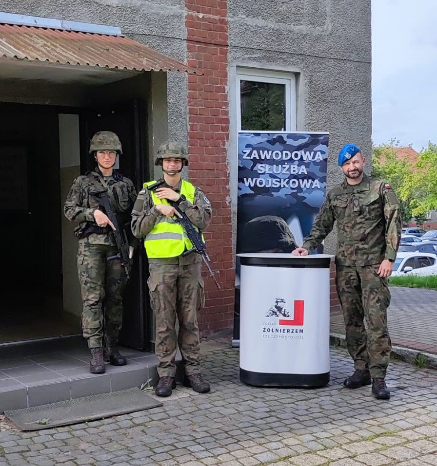 WCR_Slupsk's tweet image. 1️⃣9️⃣ sierpnia miało miejsce wcielenie kandydatów na żołnierzy w ramach ostatniego turnusu ,,Wakacji z Wojskiem" w 7 Brygadzie Obrony Wybrzeża. 
Wszystkim nowym kandydatom życzymy powodzenia na szkoleniu! 👏🫡

#WakacjezWojskiem #7BOW #WojskoPolskie #ZostańŻołnierzem