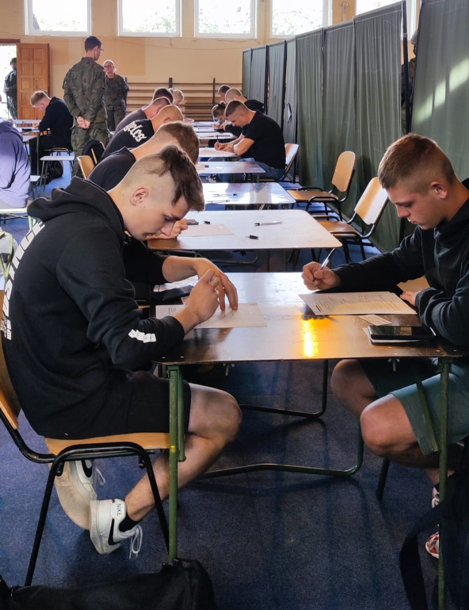 WCR_Slupsk's tweet image. 1️⃣9️⃣ sierpnia miało miejsce wcielenie kandydatów na żołnierzy w ramach ostatniego turnusu ,,Wakacji z Wojskiem" w 7 Brygadzie Obrony Wybrzeża. 
Wszystkim nowym kandydatom życzymy powodzenia na szkoleniu! 👏🫡

#WakacjezWojskiem #7BOW #WojskoPolskie #ZostańŻołnierzem