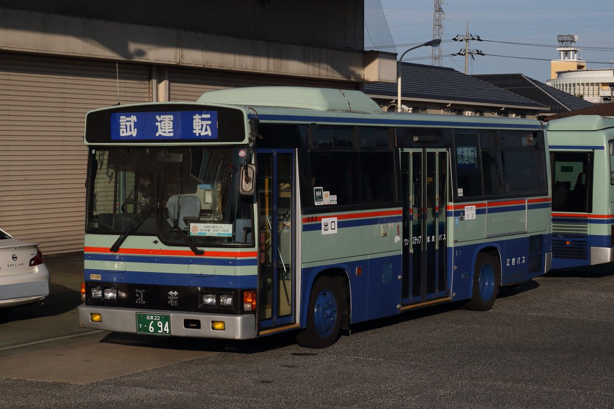 misima_osaka's tweet photo. 左：撮り鉄が撮った試運転
右：バスオタが撮った試運転 https://t.co/K8ygH8f94C