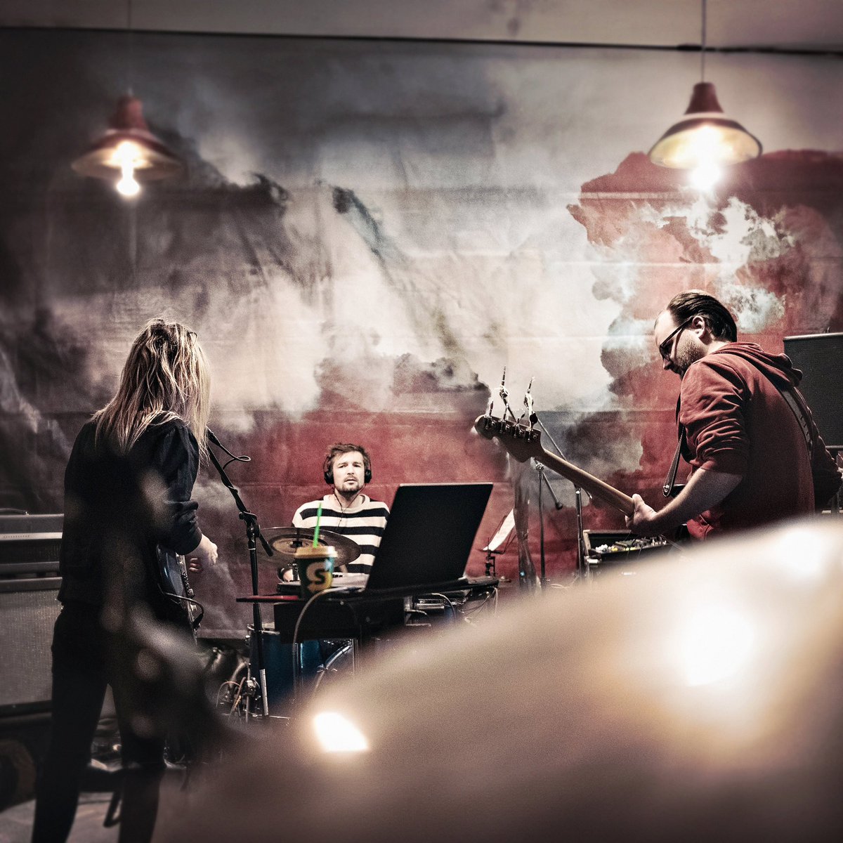 „Groteske“ ist politisch, kritisch, neugierig. Das Album soll Narben aufreißen und positiven Ansporn reinstreuen.

Release: 08.11. bei Rookie Records . Vorverkauf läuft!

Foto: © Marcus Wolter
<a href="/RookieRecords/">Rookie Records</a> <a href="/SMVSchacht/">SMV Schacht Musikverlage</a>