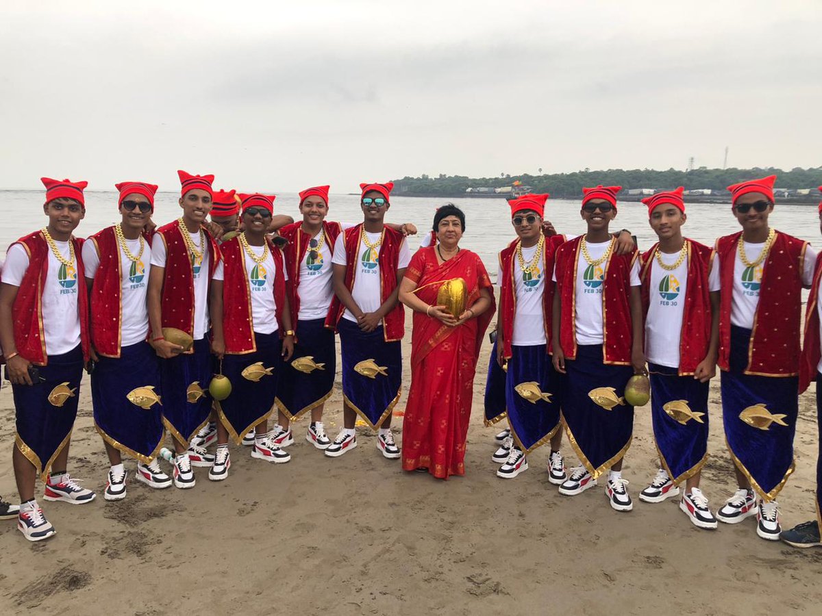 SanketShin75448's tweet image. The golden coconut, a symbol of prosperity and purity, was offered to the sea by Dr Bharati Tai Lavekar and the Koli community It is a beautiful ritual connecting us to our maritime heritage.

#DrBharatiTaiLavekar #KoliCommunity #Versova #tradition #versovaconstituency