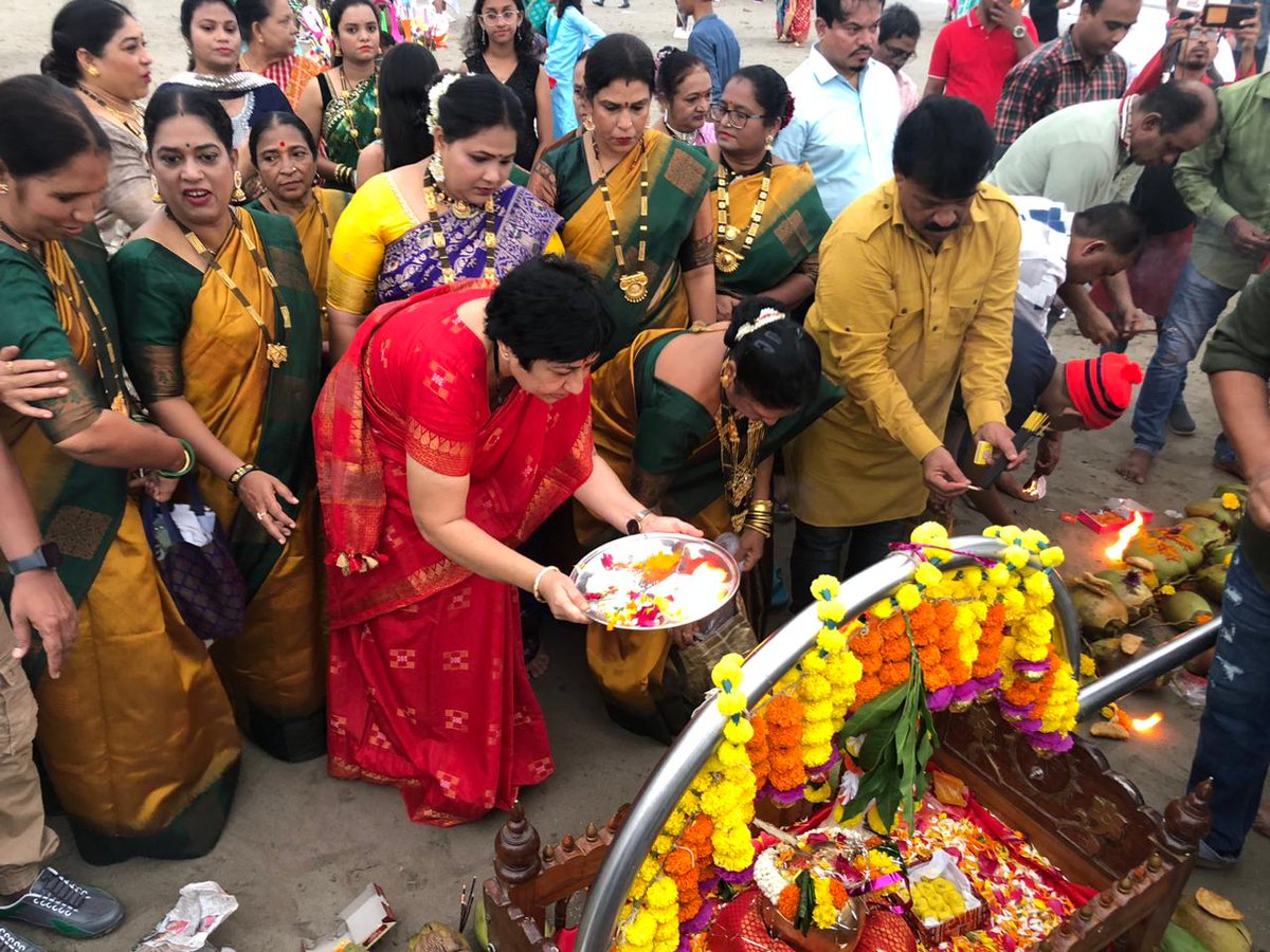 SanketShin75448's tweet image. The golden coconut, a symbol of prosperity and purity, was offered to the sea by Dr Bharati Tai Lavekar and the Koli community It is a beautiful ritual connecting us to our maritime heritage.

#DrBharatiTaiLavekar #KoliCommunity #Versova #tradition #versovaconstituency