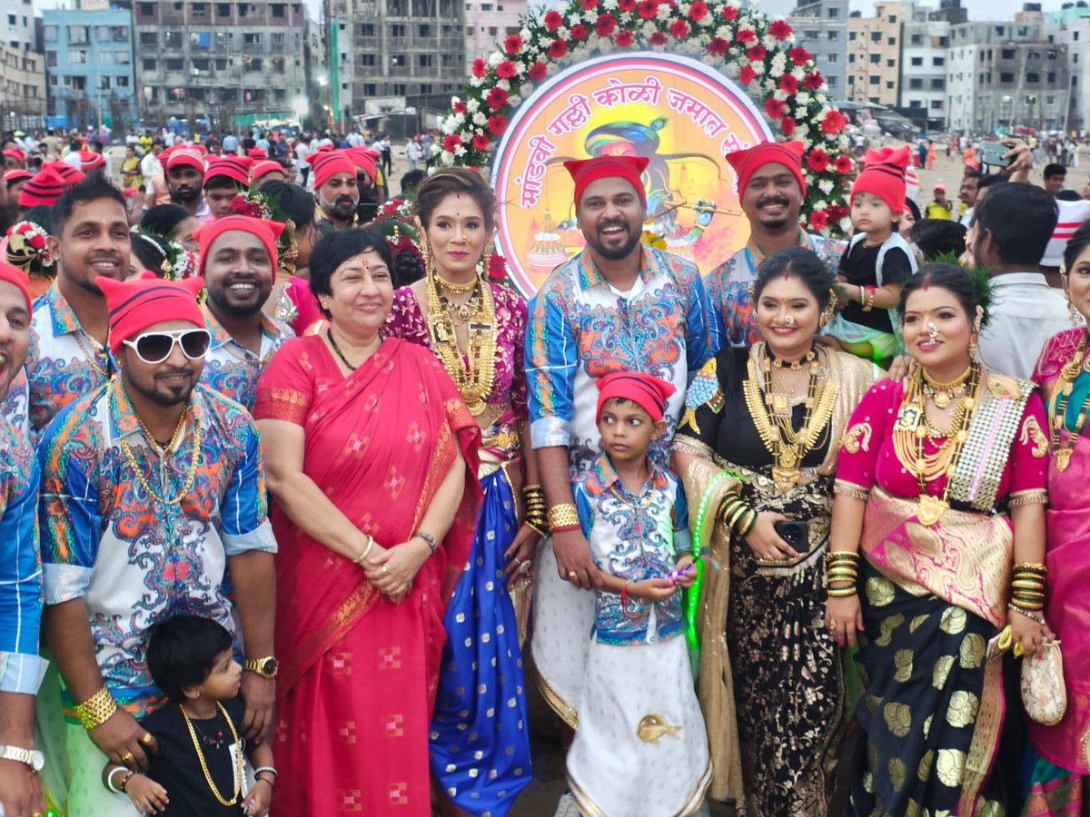 SanketShin75448's tweet image. The golden coconut, a symbol of prosperity and purity, was offered to the sea by Dr Bharati Tai Lavekar and the Koli community It is a beautiful ritual connecting us to our maritime heritage.

#DrBharatiTaiLavekar #KoliCommunity #Versova #tradition #versovaconstituency