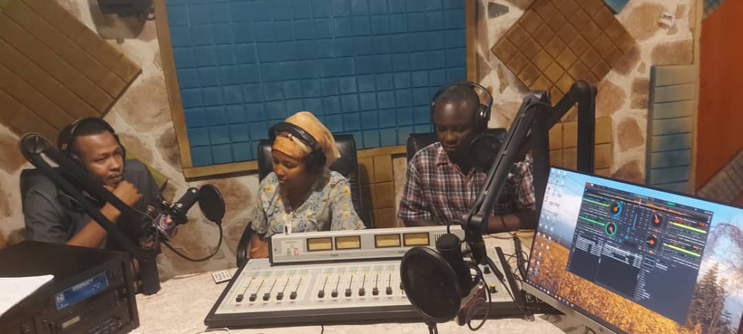 GeneralTadepa's tweet photo. TADEPA kupitia mradi wa #Mtotokwanza Kwa Ushirikiano na Ofisi ya Mkuu wa Mkoa wa Kagera , Jana tulikuwa mubashara kupitia redio Rumuli Fm kwa ajili ya kuhamasisha jamii kuhusu kuwekeza kwa watoto wadogo kwa kuangalia utatuzi wa changamoto zinazozuia unyonyeshaji kwa akina mama https://t.co/x2AsL5MXtq
