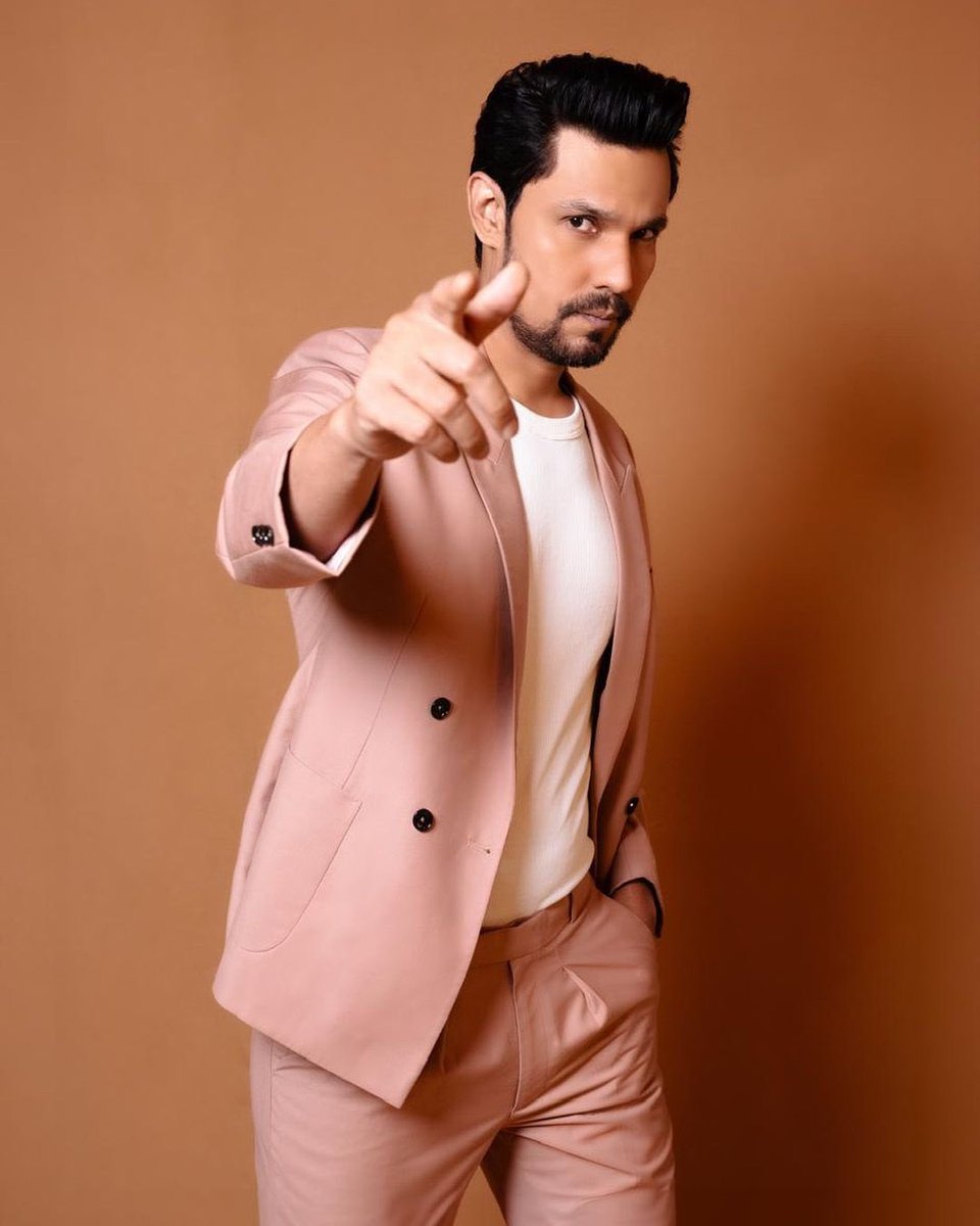 firstindiafilmy's tweet image. “Wishing a very happy birthday to the talented and versatile Randeep Hooda! May your day be as amazing as your performances on screen” @randeephooda 
.
#randeephooda #firstindiafilmy
