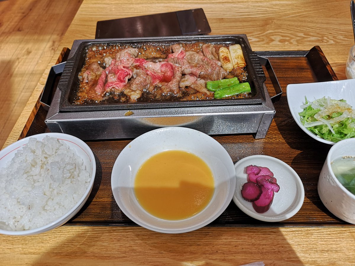 LCHQ_T's tweet photo. 無料すき焼き美味しすぎて横転 https://t.co/lReMJnmQLM
