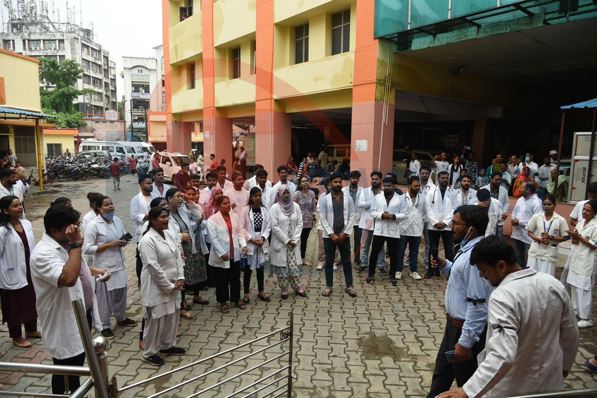 newstrackmedia's tweet image. सिविल अस्पताल के रेजीडेंट डॉक्टर ने कोलकाता रेप केस मामले को लेकर निकाला मार्च।
#KolkataDoctor #Doctors_on_strike #doctorprotest #BengalHorror