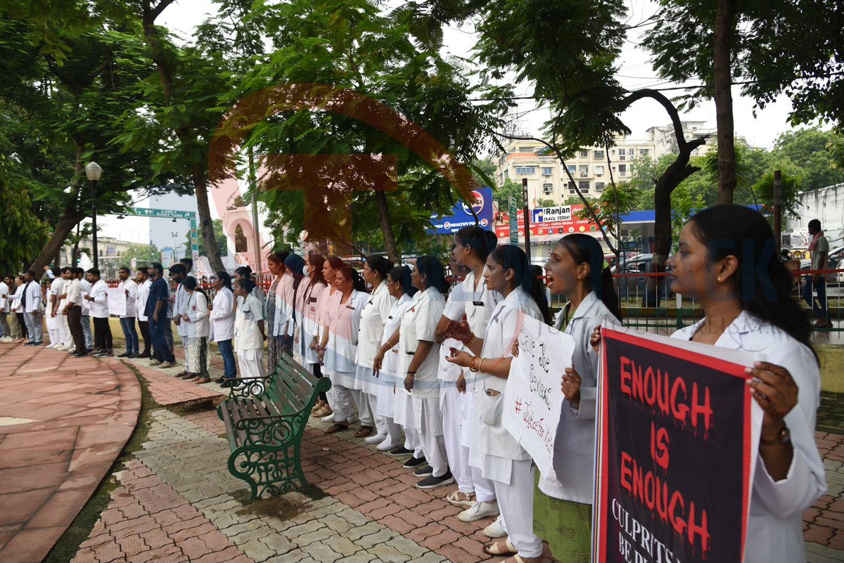 newstrackmedia's tweet image. सिविल अस्पताल के रेजीडेंट डॉक्टर ने कोलकाता रेप केस मामले को लेकर निकाला मार्च।
#KolkataDoctor #Doctors_on_strike #doctorprotest #BengalHorror