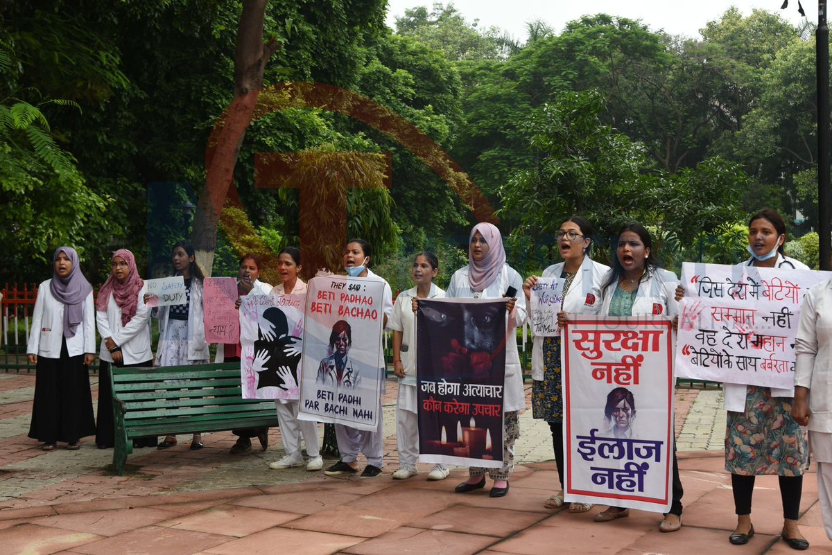 newstrackmedia's tweet image. सिविल अस्पताल के रेजीडेंट डॉक्टर ने कोलकाता रेप केस मामले को लेकर निकाला मार्च।
#KolkataDoctor #Doctors_on_strike #doctorprotest #BengalHorror