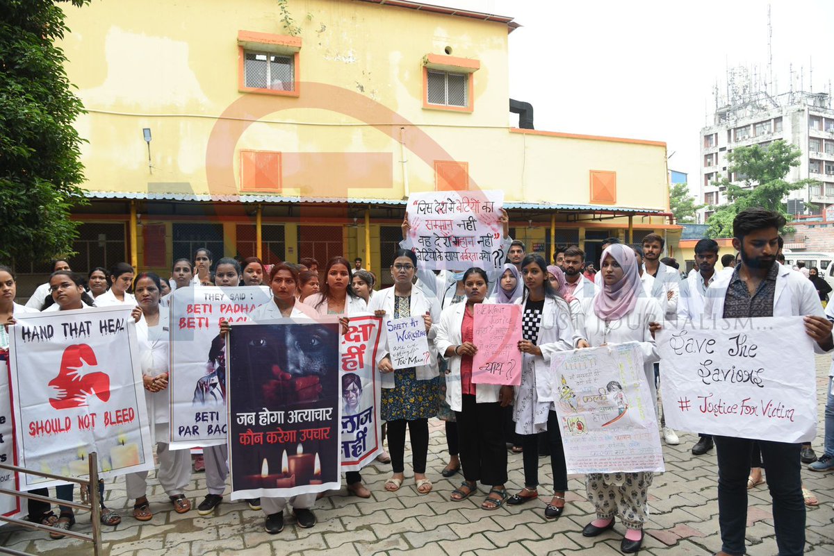 newstrackmedia's tweet image. सिविल अस्पताल के रेजीडेंट डॉक्टर ने कोलकाता रेप केस मामले को लेकर निकाला मार्च।
#KolkataDoctor #Doctors_on_strike #doctorprotest #BengalHorror