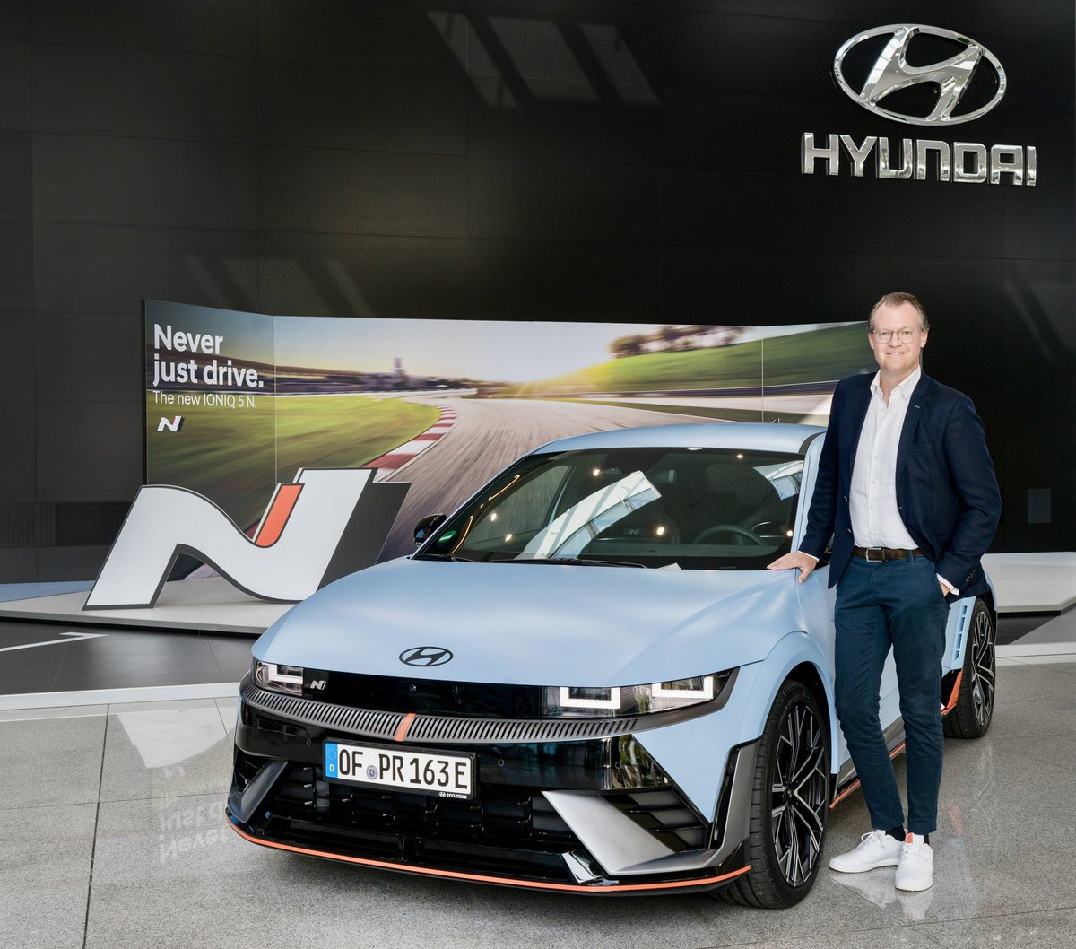 Chris_Rux's tweet image. Hallo, Hyundai! 👋🏻
Die Sommerpause ist vorbei, ein neues Kapitel beginnt: ich freue mich, ab sofort die Kommunikation für Hyundai zu übernehmen! Klasse Autos, modernste Technik, Fahrspaß sowie Nachhaltigkeit & top #Elektromobilität - es gibt viel
zu kommunizieren! 😊