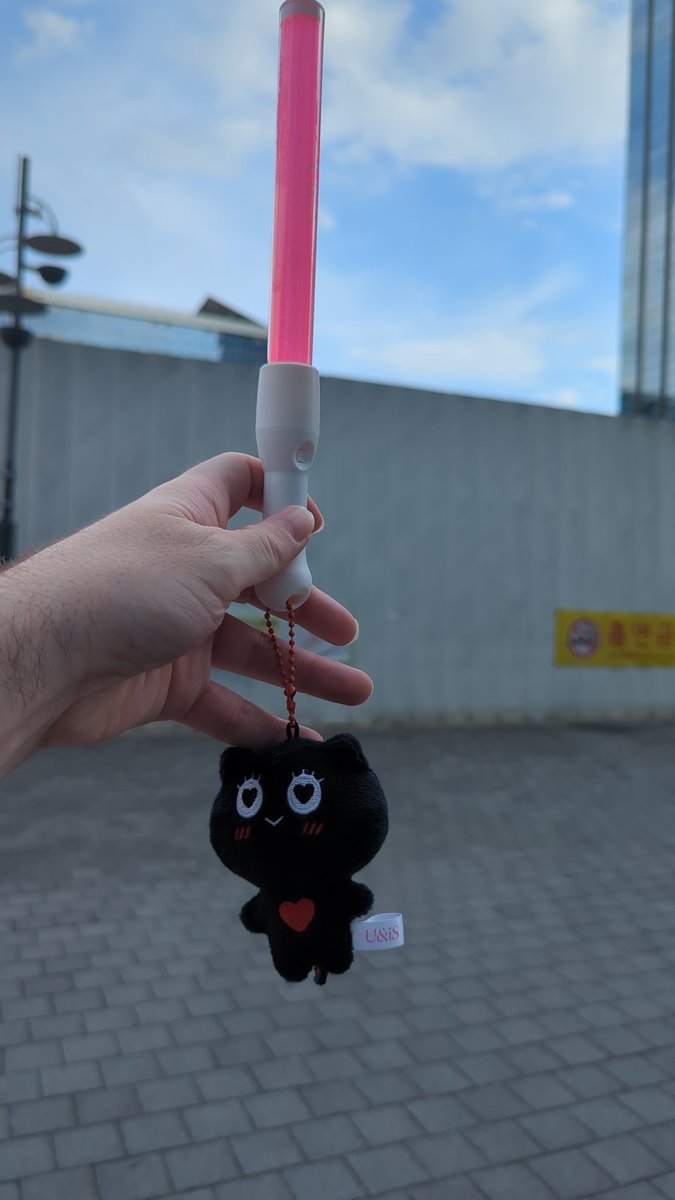 Zerfae's tweet image. Checked in for live cheering for MC duo Nana &amp;amp; Seowon! Ignore the awkward hand pose! 🫣

#더쇼 #UNIS #Poppin #너만몰라