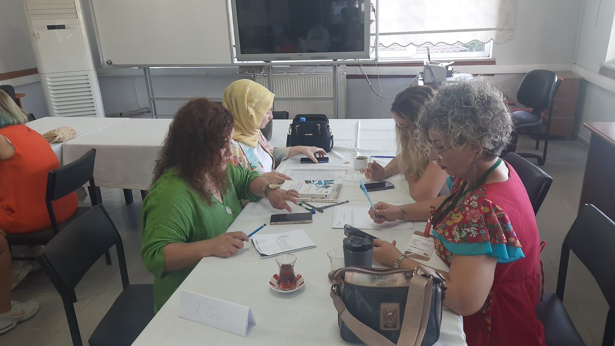 Rize Çayeli Hizmetiçi Egitim Enstitüsünde 19-23 Ağustos 2024 tarihleri arasında düzenlenen Scientix STEM Eğitici Eğitiminde bugün öğretmenlerin gruplar halinde STEM Eğitimi projelerini ve teknoloji odaklı ögrenme senaryosu hazırlama etkinliğiyle devam ediyor.