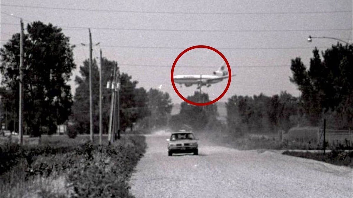 PallRay's tweet image. Představte si letadlo, které se ve výšce 11 kilometrů stane neovladatelným. Přistání s ním je nemožné, šance pasažérů na přežití je takřka nulová.

Čtveřici statečných mužů v kokpitu se ale navzdory všemu podařilo vykřesat malý zázrak.

Toto je příběh letu United 232. 

1/35 🧵