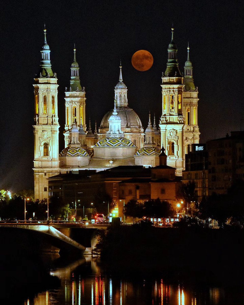 ZaragozaTurismo's tweet photo. 📸 Coincidiendo con el Día Mundial de la fotografía, la Superluna de Esturión 🌕 nos dejó anoche imágenes como esta en #Zaragoza.

Con o sin Superluna, de día o de noche, la Basílica del Pilar luce siempre espectacular 🔝.

😉 IG ivanpuerta87

#ZGZtequiere https://t.co/kYT5BKkmcZ