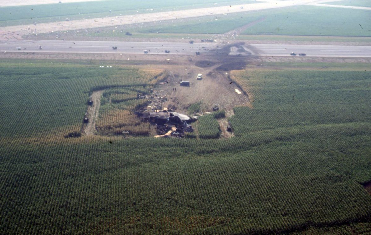 PallRay's tweet image. Představte si letadlo, které se ve výšce 11 kilometrů stane neovladatelným. Přistání s ním je nemožné, šance pasažérů na přežití je takřka nulová.

Čtveřici statečných mužů v kokpitu se ale navzdory všemu podařilo vykřesat malý zázrak.

Toto je příběh letu United 232. 

1/35 🧵