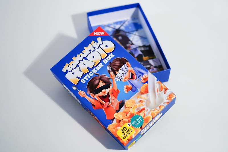 tokumei_radio's tweet photo. 『匿名ラジオ』の新グッズが8/27（火）19時よりオモコロストアにて発売されます！！！

・匿名ラジオCD vol.04 〜スリムもぐらの章〜
・匿名ラジオ謎解きゲーム
・匿名ラジオTシャツ
・匿名ラジオ SUPERステッカー
他にもたくさん出ます！！やばい！！

詳しくはこちらから！
https://t.co/u2Ja5Vq3Oo https://t.co/OcJ5kWCXhy