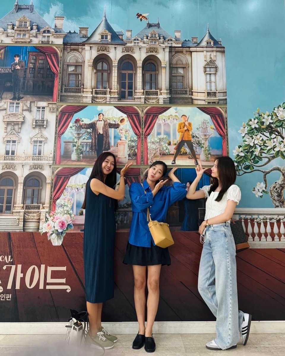 InspirationSNSD's tweet photo. 240820 | Yoona ig update (1/2)
"I 3 moschettieri dopo un po' di tempo 👑 #GentlemansGuide”" https://t.co/17sQmDakDc