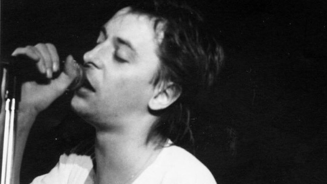 Wenn niemand bei dir is' 
und du denkst,
dass keiner dich sucht,
und du hast die Reise ins Jenseits
vielleicht schon gebucht,
und all die Lügen geben dir den Rest:
Halt dich an deiner Liebe fest.

Rio Reiser,
gestorben am 20. August 1996 
in Stadum.