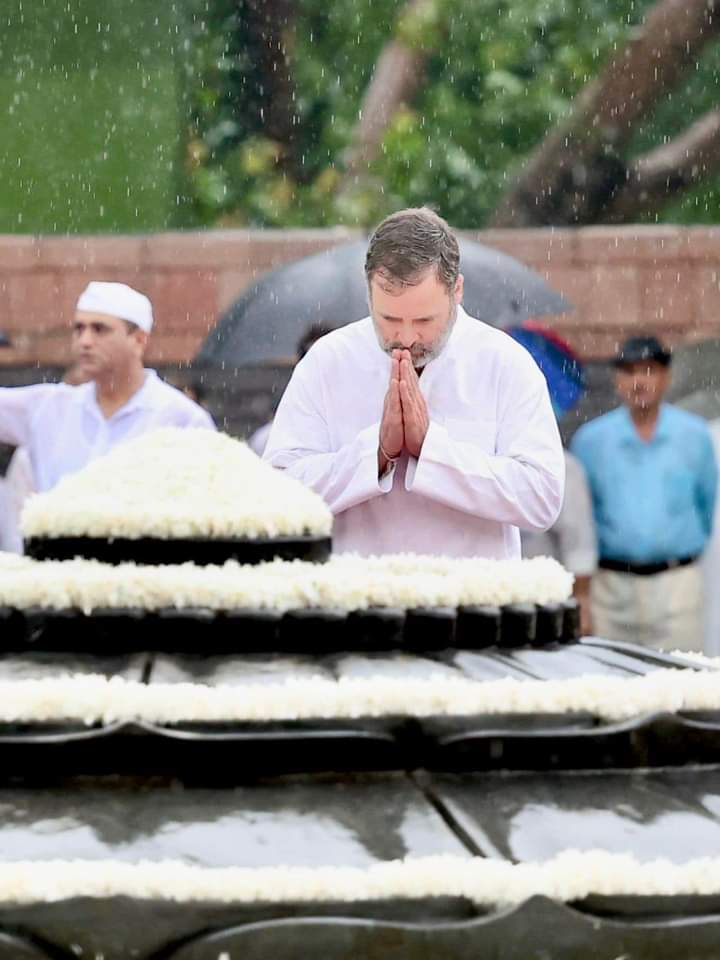 d9e78e6d2dda44c's tweet image. Paid floral tributes to my father, Shri Rajiv Gandhi ji, on his 80th birth anniversary.

Papa, your service and sacrifice for our beloved country, remains my biggest inspiration.