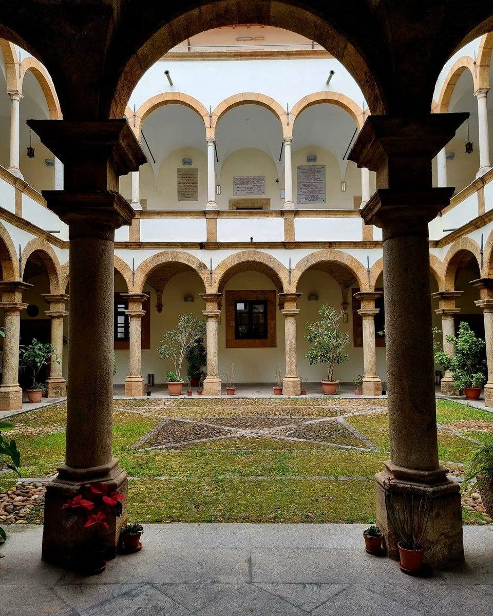Patio gardens in Italy, and in this case , Palermo is always elegant. From a modern look with colourful or monochrome furniture to ancient ones , there is a lot to see and learn when there.
#gardendesign