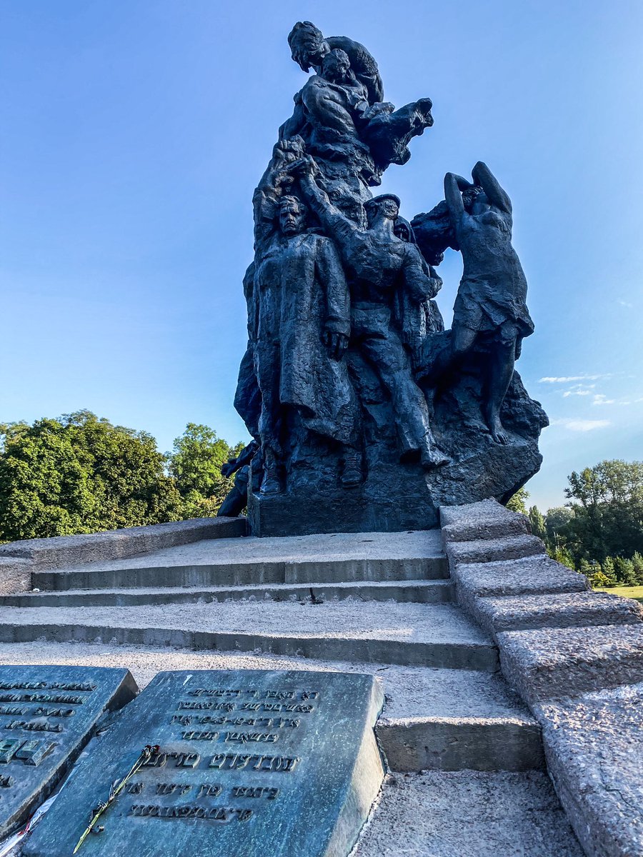marsetac's tweet photo. Il mio viaggio ormai è agli sgoccioli, ma non posso andare via da qui senza aver fatto tappa in un luogo simbolo per Kyiv e per l’intera Ucraina. Un luogo che di sofferenze ne ha purtroppo tante, troppe da raccontare.

Appena fuori dal centro, in un grande fossato, tra il 29 ed il 30 settembre del 1941, in soli due giorni furono uccisi e gettati i corpi di 33.771 ebrei di Kyiv ad opera degli ufficiali nazisti. Quella di Babij Jar, dal nome di questo angolo della città, è la terza peggiore strage della storia dell’Olocausto.

Oggi intorno a questo fossato sorge un grande e bellissimo parco, all’interno del quale è stato eretto un imponente monumento alla memoria delle vittime di questo orrore, che assume un significato ancora maggiore ora che contro l’intera popolazione ucraina i russi hanno scatenato la loro guerra criminale, che definiscono di “denazificazione”, retorica rievocata propagandisticamente ad ogni occasione, come nella recente intervista di @ilario82 ad un uomo con indosso un berretto con simboli nazisti.

Chiunque conosca anche solo i rudimenti della storia complicata di questo paese, sa bene che il nazismo qui non ha avuto lo stesso peso e ruolo che nel resto d’Europa, sebbene abbia prodotto gli stessi orrendi crimini. Al contrario per un certo periodo di tempo, per alcuni nazionalisti, tra i quali l’arcinoto Stephan Bandera, rappresentò persino l’illusione di una emancipazione dallo stalinismo, che qui aveva prodotto una sistematica oppressione della nascente identità nazionale ucraina ed eventi terrificanti come l’Holodomor, lo sterminio per fame di almeno 5 milioni di ucraini all’inizio degli anni ‘30.

Ripercorrere qui la storia di quegli anni richiederebbe un intervento a parte. Per evidenziare la natura propagandistica delle argomentazioni putiniane basta ricordare come la Russia si preoccupi sempre di rievocare i 200.000 collaborazionisti ucraini, ma mai gli altrettanti partigiani e soprattutto i 4 milioni che si arruolarono nell’Armata Rossa per combattere contro le truppe tedesche, pagando peraltro un tributo di sangue molto superiore a quello dei russi, in rapporto alla popolazione. La Russia stessa di collaborazionisti ne ebbe almeno il doppio, anche se è sostanzialmente vietato parlarne in un paese che, da quando lo zar è al potere, ha scelto di non fare i conti col proprio ingombrante passato, fatto anche di oppressione e morte, e dove anzi la storia si riscrive sulla base delle esigenze del regime, con le conseguenze che oggi sono evidenti a tutti.

Gli stessi monumenti a Bandera presenti in due città ucraine, tanto cari alla propaganda russa, non inneggiano certo al collaborazionista dell’invasore nazista, del quale comunque questo controverso personaggio approvò i crimini, ma al nazionalista che sognava l’indipendenza per il proprio popolo e che i tedeschi per primi non esitarono ad arrestare non appena dichiarò l’Ucraina uno stato libero.

D’altra parte alla propaganda non resta che cercare di gettare fumo negli occhi dell’opinione pubblica internazionale con le solite manovre della disinformazione. Altrimenti qualcuno potrebbe cominciare a fare paragoni “pericolosi” per un regime che ha fatto della lotta al nazismo il proprio maggior motivo di vanto. Notando come ad esempio le rivendicazioni russe sulle regioni russofone tanto somiglino alle pretese di Hitler sui Sudeti di lingua tedesca - con tanto di medesimi pretesti legati ad inesistenti discriminazioni ed oppressioni - cui seguirono le invasioni che oggi fanno il paio con l’operazione speciale di Putin in Ucraina. Per non parlare della fin troppo simile retorica legata alla presunta superiorità etnico-culturale, che, per quanto declinata in modo differente, mira ad affermare, al pari di quello nazista, un suprematismo nazionalista, condito con un revanscismo che strizza l’occhio all’approccio imperiale zarista e sovietico.

Va anche detto che la facilità con cui si è diffusa l'idea che a dover essere denazificato sia un paese con un presidente ebreo e dove i partiti di estrema destra ottengono percentuali dello zero-virgola, anziché chi lo aggredisce, denota il grande lavoro che la propaganda e la disinformazione hanno saputo mettere in piedi in questi anni.

Ma al di là di tutti gli argomenti, sui quali alla fine la quella propaganda continuerà a dare la sua versione, guardando il fossato nel quale i nazisti gettarono i cadaveri di migliaia di persone, colpevoli solo di essere ebrei, ripenso alle immagini orrende mostrateci da Dmytro a Bucha, con centinaia di sacchi neri ammassati in fosse comuni solo perché ucraini. E mi domando quanto l’incapacità di imparare le lezioni che il passato ci impartisce, possa far sì che la storia, a partire dalle sue pagine più buie, si ripeta.