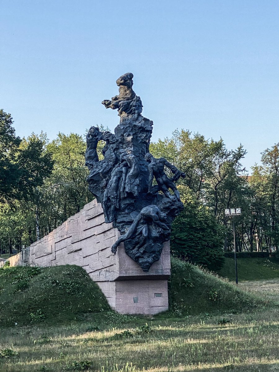 marsetac's tweet photo. Il mio viaggio ormai è agli sgoccioli, ma non posso andare via da qui senza aver fatto tappa in un luogo simbolo per Kyiv e per l’intera Ucraina. Un luogo che di sofferenze ne ha purtroppo tante, troppe da raccontare.

Appena fuori dal centro, in un grande fossato, tra il 29 ed il 30 settembre del 1941, in soli due giorni furono uccisi e gettati i corpi di 33.771 ebrei di Kyiv ad opera degli ufficiali nazisti. Quella di Babij Jar, dal nome di questo angolo della città, è la terza peggiore strage della storia dell’Olocausto.

Oggi intorno a questo fossato sorge un grande e bellissimo parco, all’interno del quale è stato eretto un imponente monumento alla memoria delle vittime di questo orrore, che assume un significato ancora maggiore ora che contro l’intera popolazione ucraina i russi hanno scatenato la loro guerra criminale, che definiscono di “denazificazione”, retorica rievocata propagandisticamente ad ogni occasione, come nella recente intervista di @ilario82 ad un uomo con indosso un berretto con simboli nazisti.

Chiunque conosca anche solo i rudimenti della storia complicata di questo paese, sa bene che il nazismo qui non ha avuto lo stesso peso e ruolo che nel resto d’Europa, sebbene abbia prodotto gli stessi orrendi crimini. Al contrario per un certo periodo di tempo, per alcuni nazionalisti, tra i quali l’arcinoto Stephan Bandera, rappresentò persino l’illusione di una emancipazione dallo stalinismo, che qui aveva prodotto una sistematica oppressione della nascente identità nazionale ucraina ed eventi terrificanti come l’Holodomor, lo sterminio per fame di almeno 5 milioni di ucraini all’inizio degli anni ‘30.

Ripercorrere qui la storia di quegli anni richiederebbe un intervento a parte. Per evidenziare la natura propagandistica delle argomentazioni putiniane basta ricordare come la Russia si preoccupi sempre di rievocare i 200.000 collaborazionisti ucraini, ma mai gli altrettanti partigiani e soprattutto i 4 milioni che si arruolarono nell’Armata Rossa per combattere contro le truppe tedesche, pagando peraltro un tributo di sangue molto superiore a quello dei russi, in rapporto alla popolazione. La Russia stessa di collaborazionisti ne ebbe almeno il doppio, anche se è sostanzialmente vietato parlarne in un paese che, da quando lo zar è al potere, ha scelto di non fare i conti col proprio ingombrante passato, fatto anche di oppressione e morte, e dove anzi la storia si riscrive sulla base delle esigenze del regime, con le conseguenze che oggi sono evidenti a tutti.

Gli stessi monumenti a Bandera presenti in due città ucraine, tanto cari alla propaganda russa, non inneggiano certo al collaborazionista dell’invasore nazista, del quale comunque questo controverso personaggio approvò i crimini, ma al nazionalista che sognava l’indipendenza per il proprio popolo e che i tedeschi per primi non esitarono ad arrestare non appena dichiarò l’Ucraina uno stato libero.

D’altra parte alla propaganda non resta che cercare di gettare fumo negli occhi dell’opinione pubblica internazionale con le solite manovre della disinformazione. Altrimenti qualcuno potrebbe cominciare a fare paragoni “pericolosi” per un regime che ha fatto della lotta al nazismo il proprio maggior motivo di vanto. Notando come ad esempio le rivendicazioni russe sulle regioni russofone tanto somiglino alle pretese di Hitler sui Sudeti di lingua tedesca - con tanto di medesimi pretesti legati ad inesistenti discriminazioni ed oppressioni - cui seguirono le invasioni che oggi fanno il paio con l’operazione speciale di Putin in Ucraina. Per non parlare della fin troppo simile retorica legata alla presunta superiorità etnico-culturale, che, per quanto declinata in modo differente, mira ad affermare, al pari di quello nazista, un suprematismo nazionalista, condito con un revanscismo che strizza l’occhio all’approccio imperiale zarista e sovietico.

Va anche detto che la facilità con cui si è diffusa l'idea che a dover essere denazificato sia un paese con un presidente ebreo e dove i partiti di estrema destra ottengono percentuali dello zero-virgola, anziché chi lo aggredisce, denota il grande lavoro che la propaganda e la disinformazione hanno saputo mettere in piedi in questi anni.

Ma al di là di tutti gli argomenti, sui quali alla fine la quella propaganda continuerà a dare la sua versione, guardando il fossato nel quale i nazisti gettarono i cadaveri di migliaia di persone, colpevoli solo di essere ebrei, ripenso alle immagini orrende mostrateci da Dmytro a Bucha, con centinaia di sacchi neri ammassati in fosse comuni solo perché ucraini. E mi domando quanto l’incapacità di imparare le lezioni che il passato ci impartisce, possa far sì che la storia, a partire dalle sue pagine più buie, si ripeta.