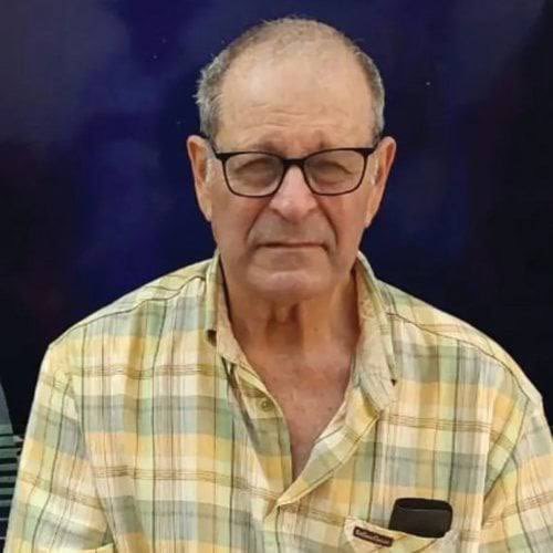 JeremBenhaim's tweet photo. Parmi les six corps d’otages qui ont été ramenés hier soir en #Israël à la suite d’une opération de l’armée, #Tsahal ignorait qu’Avraham Munder, 79 ans, était décédé.

Ce dernier a été tué au cours de sa captivité après avoir été torturé physiquement et mentalement par les terroristes du #Hamas.

Avraham avait été kidnappé le 7 octobre à son domicile du kibboutz Nir Oz avec sa femme Ruth, leur fille Karen et son petit-fils Ohad, 9 ans.

Le jour de l’attaque, ces barbares avaient forcé Avraham de s'agenouiller au sol alors qu’il n'était déjà pas en bonne santé : il devait marcher avec une canne et avait également une mauvaise vue.

Par la suite, ils ont assassiné Roy, son fils, sans lui laisser la moindre chance… 💔

Ruth, Karen, et Ohad avaient été libérés après 50 jours de captivité à #Gaza lors du précédent accord de trêve.

Avraham était un membre très apprécié du kibboutz. Il était connu pour être un vrai travailleur, loyal avec les autres et un chanteur avec beaucoup de talent.

Ce qui est arrivé à lui et à sa famille est une horreur absolue, les mots manquent pour qualifier un tel drame…

N’oubliez jamais comment tout cela a commencé.

Que la mémoire d’Avraham et de son fils Roy soit une bénédiction. 🕯️