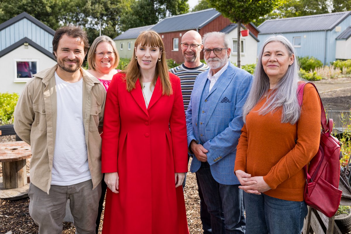 It was nice to get the call to come along and cover Deputy PM, Angela Rayner’s, visit to the Social Bite village last Friday. She spent time talking to volunteers and staff about the village project 🏠🌹📸

#socialbite #labour #photography #pressphotography #canon #pressphoto