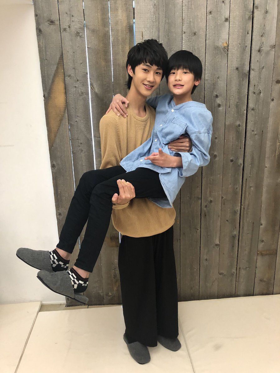 YuuYu_2325's tweet photo. しゅんちゃんに抱えられるくらいちっちゃかった柊斗くんがLienelのリーダーを務めるくらい大きくなってて本当に感慨深い🥲❤️
#芳賀柊斗 #Lienel #曽野舜太 #MILK 
#エビライ2024 https://t.co/7q0KsheqPg