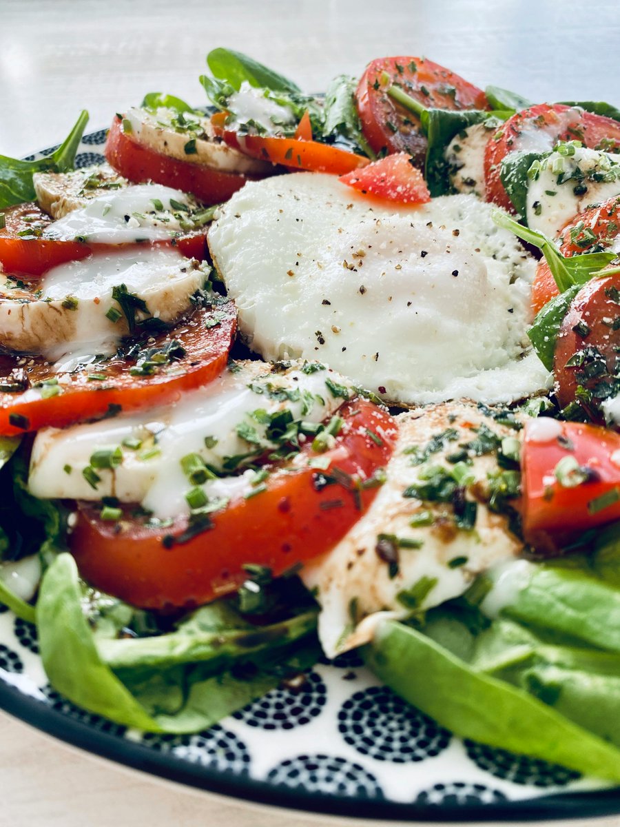 topchefdepot's tweet image. Slice tomatoes, drizzle with olive oil, balsamic vinegar, salt, pepper, and top with fresh basil and mozzarella.

#CookingMadeEasy #QualityKitchenware #CulinaryEssentials #ChefApproved #KitchenDeals #CookSmart #KitchenStyle #HomeCookingTools #GourmetEssentials #CookwareCollection