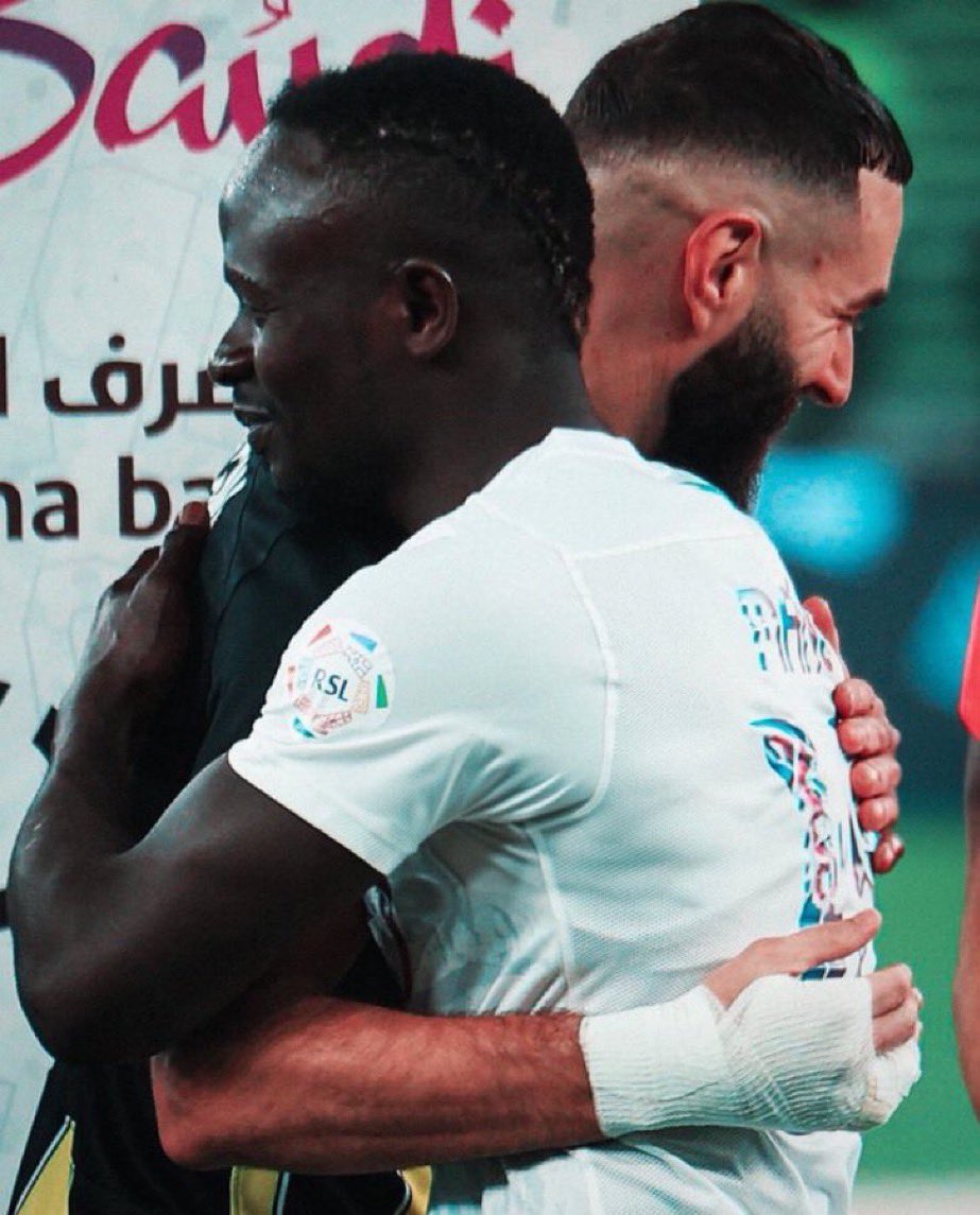 قد يكون ماني جيد و مستوى ناديه ووضعه الفني يظلمه ، لكن الطريقة التي يتم فيها تسويقه للنادي فيها خدش لكرامة هذا النادي المنتمي لصندوق الاستثمارات 

يسوقون لاعبهم من أجل جلب لاعب افضل منه ، الامر برمته لا يتعلق بقناعتي و قناعتك الفنية 

الامر يمس كرامة نادي #الاتحاد الذي يتعرض