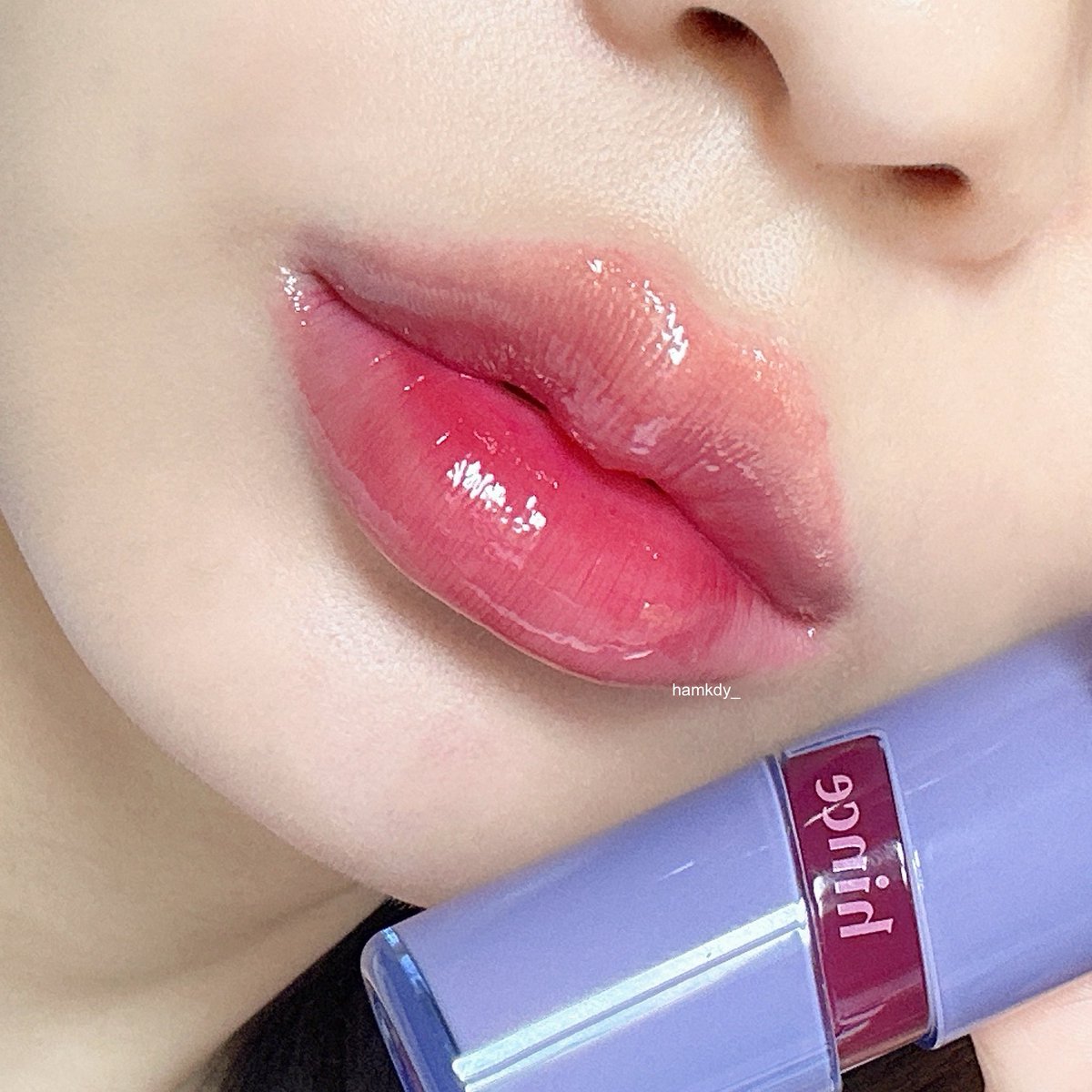 hince raw glowy รุ่นนี้ฉ่ำทะลุกล้องของจิง ทาทิ้งไว้สักพักความฉ่ำจะค่อยๆมา เหมือนมีน้ำกลิ้งบนปาก🤸🏻 แท่งม่วงสีใหม่ค่า raw cherry น่ารักมากกกก