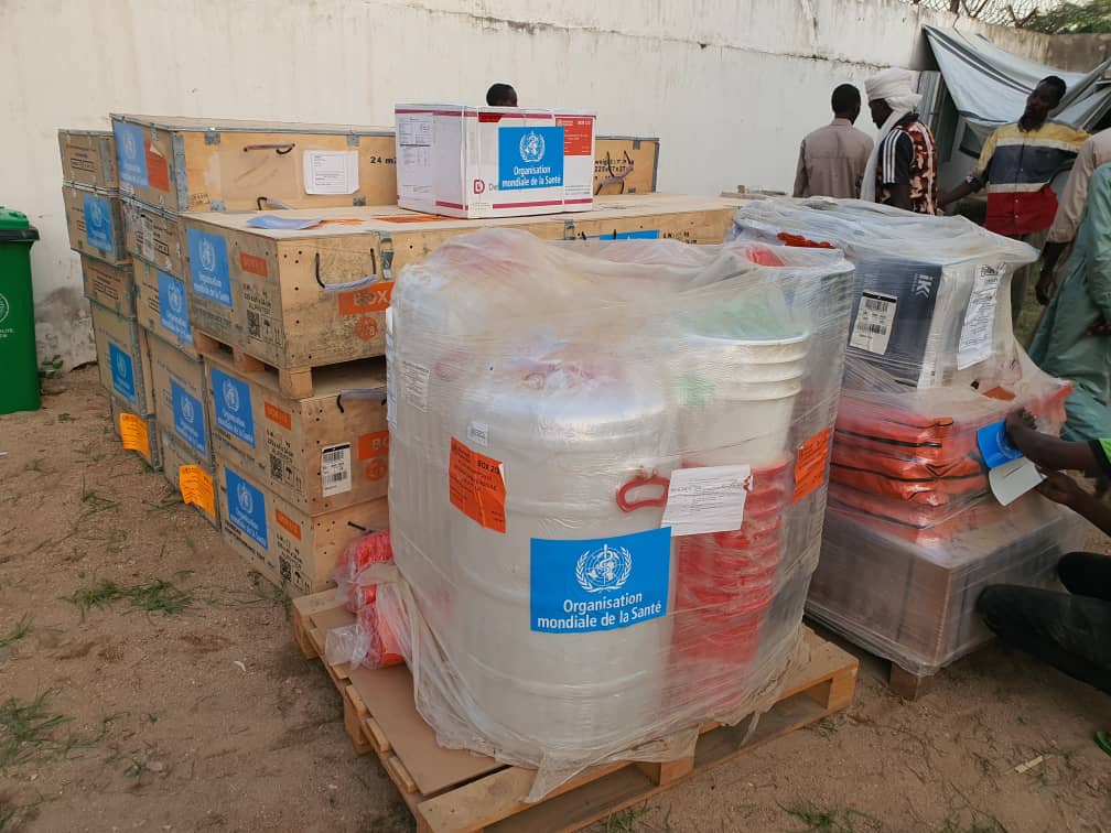OmsTchad's tweet photo. Cette semaine, @omsTchad est à #GozBeida pour soutenir les personnes déplacées suite aux @inondations avec des médicaments (kits choléra, WASH & Labo) et tentes de différentes dimensions acquis grâce à @UNCERF. https://t.co/TcM7cAhgai