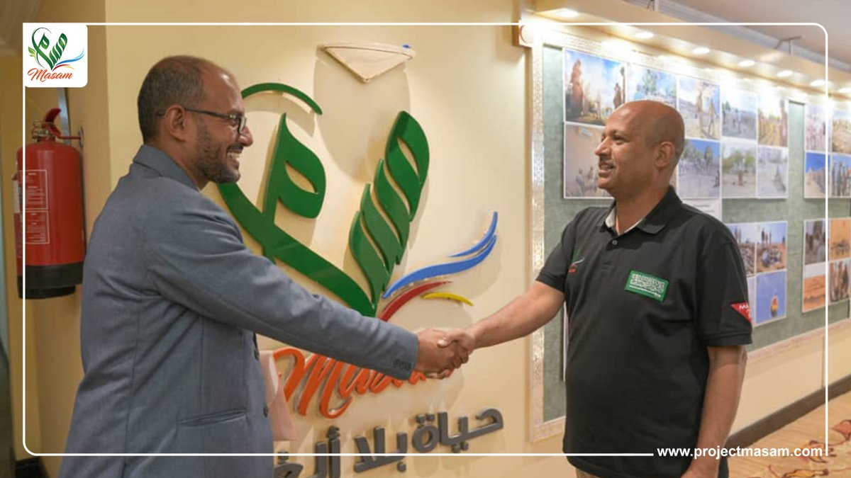 Masam_ENG's tweet photo. Ahmed Borji, the Director General of Planning in #Hudaydah Governorate, has commended #ProjectMasam, run by the @KSRelief_EN,’s humanitarian landmine clearance efforts in #Yemen’s strategic Hudaydah #RedSea during a visit to our HQ in #Aden.
https://t.co/J0yS2sIqGd