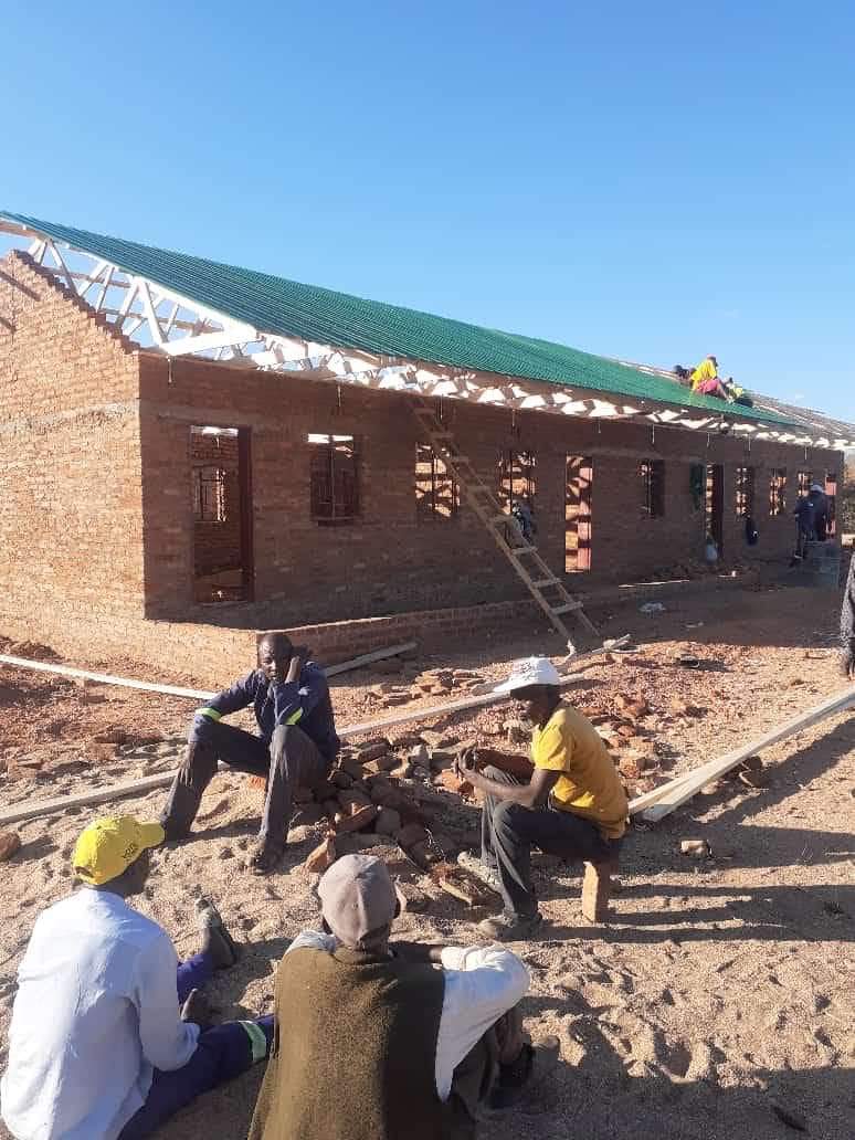 DMuchadenyika's tweet photo. Village School Project: Update

Those familiar with Zimbabwe’s districts know very well that Buhera is one of the poorest districts in the Republic. Schools are often very far away from villages. Learners have to cross rivers via swimming to get to school. The road network especially the one linking Murambinda Growth Point and Birchenough is one of the worst in the country. 

Going to my village an 80km road stretch often takes 4 hours. Amidst all our challenges, we the ordinary people are doing something to change our fortunes. It is naive to expect government to deal with all challenges confronting us. It doesn’t have the financial and institutional capacity to do that. Hence ordinary people must do what is within their capacity and government focuses on the major infrastructure works.

The environment I grew up with thousands others was tough . Walking 14km to and from primary school everyday. Many got tired and decided to stay at home or look for cattle herding jobs elsewhere. A few soldiered and completed elementary school. Very few proceeded to secondary education as the school was 10km away, a tough 2 hour walking journey. Meanwhile you needed to walk back home 10km again with books etc.

Together with fellow villagers, I committed myself to changing that. 
The Community provides labour, bricks and sand for free. I buy all materials. Last month they took delivery of roofing materials. They are busy plastering now. And we will get there!