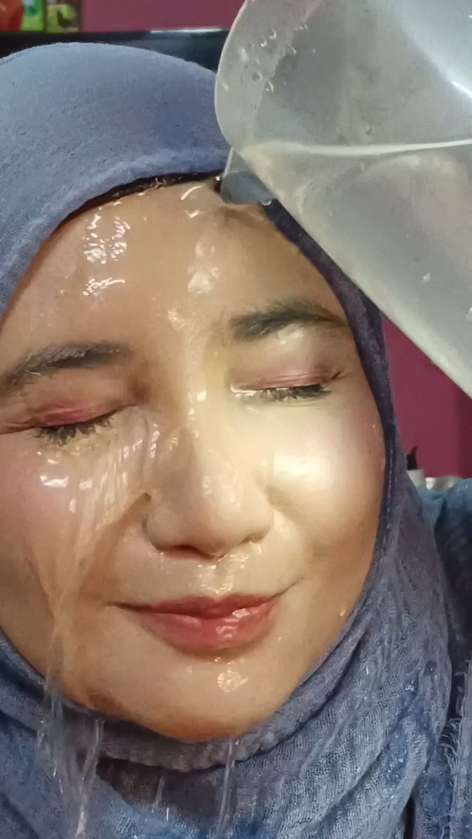 mtunkrm's tweet photo. Dah kena siram air pun makeup still slayyy!! Shine-free and yang penting tak nampak berlemoihh🤧

#mattesettingspray #skintificsettingspray #lockthelookspray #antiberkilat #zeroshine 

🔗 https://t.co/q8VFIwHSDa https://t.co/8cfrCCDuNe