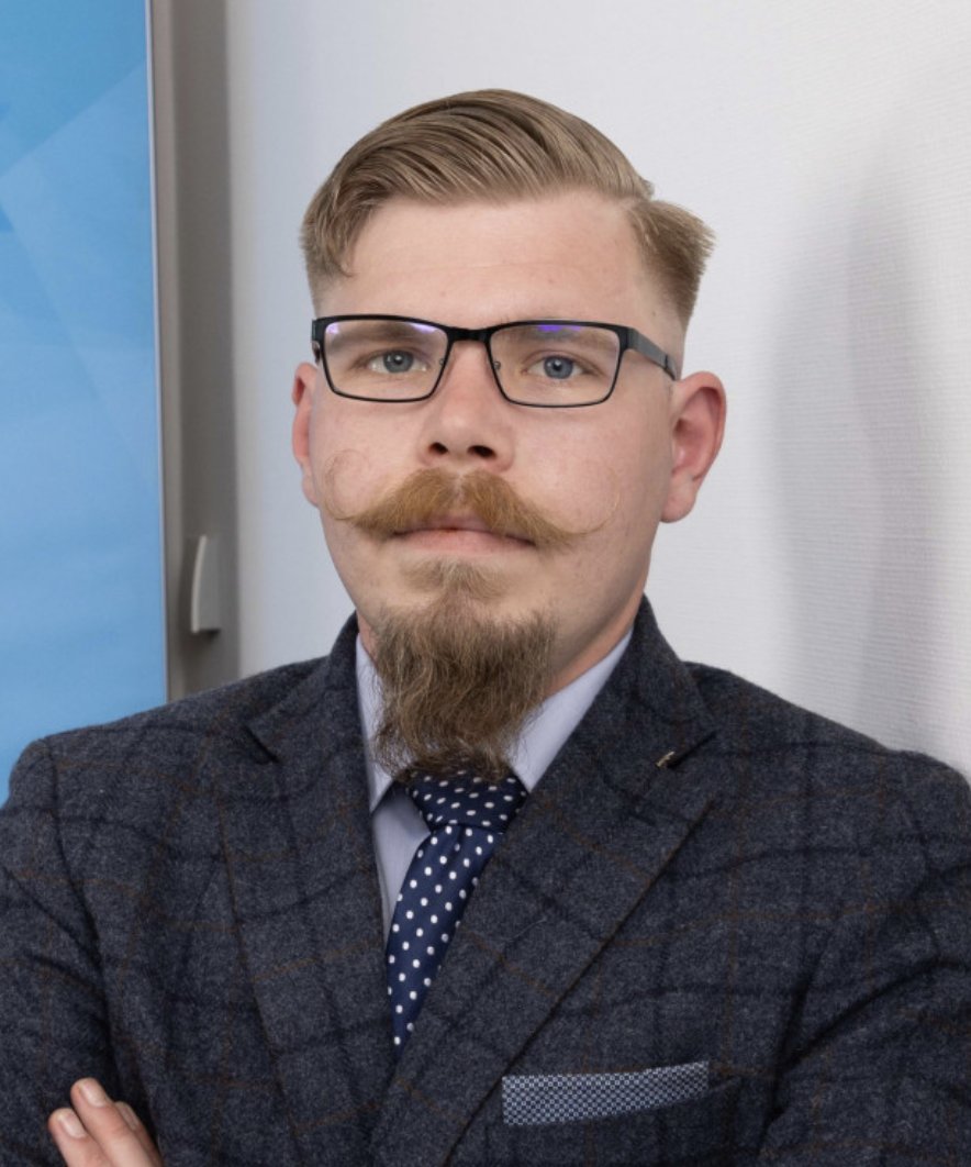 derwahremawa's tweet photo. Die Metamorphose des hiesigen AfD-Direktkandidaten über die letzten Jahre ist so on the nose, im Fernsehen würde man sowas unglaubwürdig finden https://t.co/Ws9KoqthIc