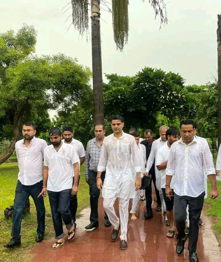 RahulKaswanMP's tweet photo. पूर्व प्रधानमंत्री स्व. राजीव गांधी जी की जयंती के अवसर पर उनके समाधि स्थल ‘वीर भूमि’ पहुंचकर उन्हें श्रद्धासुमन अर्पित किए।

देश में सूचना व दूरसंचार क्रांति से लेकर पंचायतीराज व्यवस्था, राष्ट्रीय शिक्षा नीति, महिला एवं युवा सशक्तिकरण की दिशा में स्व. राजीव जी का योगदान अविस्मरणीय है। 

#RajeevGandhi @INCIndia