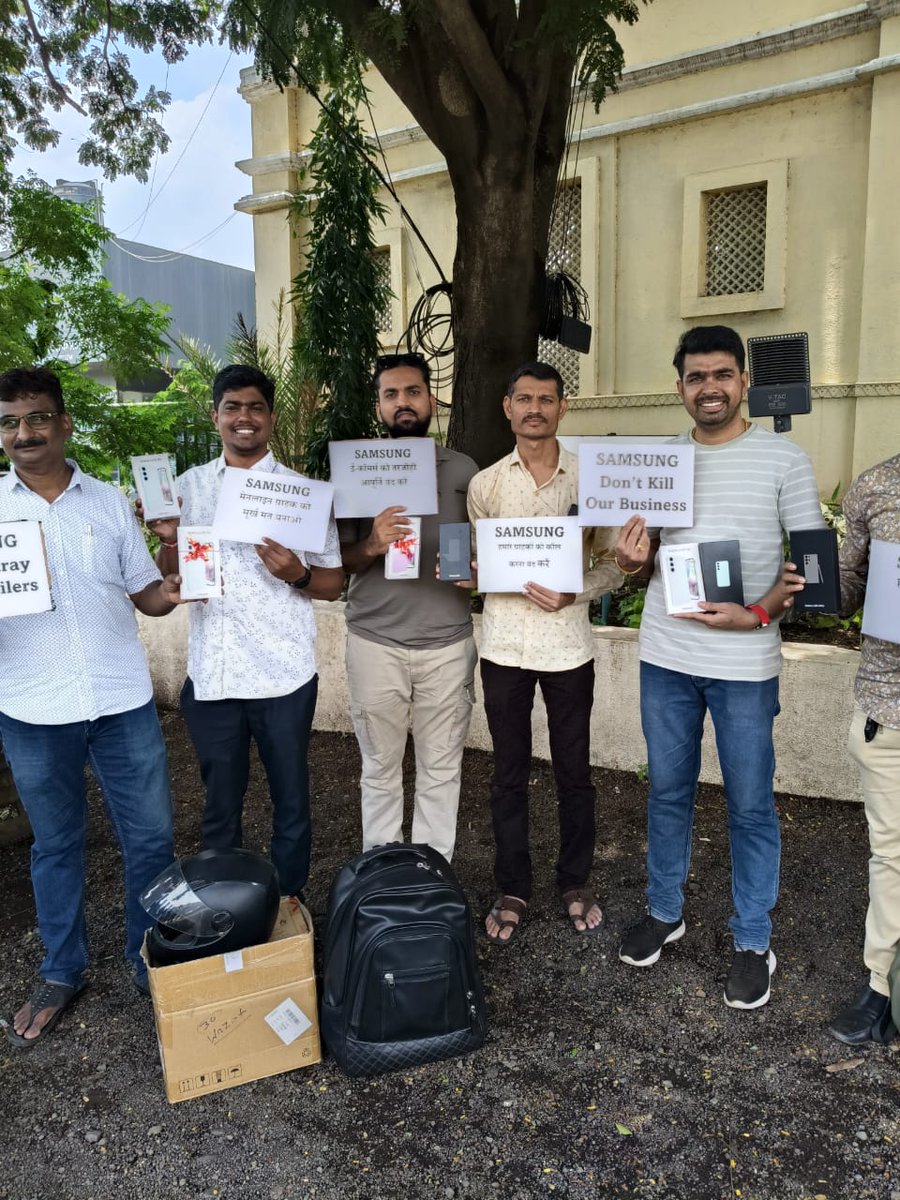 AimraIndia's tweet image. Attention ! 📱🚫 Today, Nashik mobile retailers took a stand against Samsung's unfair and unethical business practices biased towards e-commerce and LFRs. Despite raising concerns at a national level, Samsung has shown little regard for the concerns of traditional retailers.

For