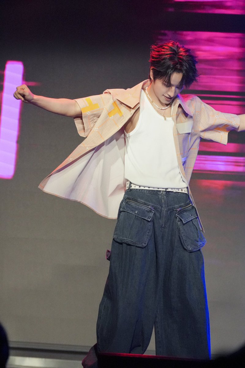 If romance could take form, it would be in every note that echoes through the air. If love could take shape, it would be in every gaze that a joyful voice draws in. 

Dreams unfold, flying over the blazing stage, marking a new beginning. As countless stars gather, in the name of